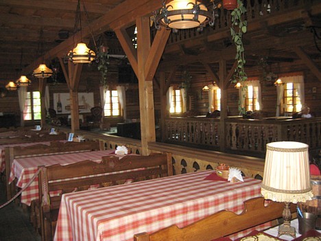 Restorāns piedāvā viesiem dažādas četras tematiskas banketu zāles. Viena no tām tējnīca, kur iespējams baudīt dažādas pasaulē ražotas tējas Restorāns piedāvā viesiem dažādas četras tematiskas banketu zāles. Viena no tām tējnīca, kur iespējams baudīt dažādas pasaulē ražotas tējas 26580