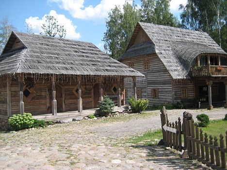 Restorānā atrodas arī īpaša dzintaru istaba. Šajā mākslas istabā iespējams iegādāties kādu suvenīru no dzintara Restorānā atrodas arī īpaša dzintaru istaba. Šajā mākslas istabā iespējams iegādāties kādu suvenīru no dzintara 26588