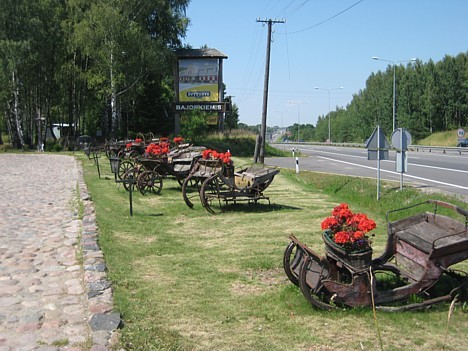 Savdabīgā restorāna āra dekorācija - kā senlietu muzejs. Sīkāka informācija: www.trakudvarkiemis.lt Savdabīgā restorāna āra dekorācija - kā senlietu muzejs. Sīkāka informācija: www.trakudvarkiemis.lt 26589