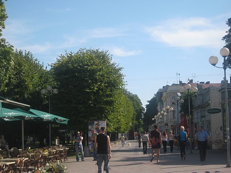Jomas iela ir gājēju promenāde, un lielākā daļa ēku uz šīs ielas ir veikalu-pansiju tipa ēkas, katra ar savu vēsturi Jomas iela ir gājēju promenāde, un lielākā daļa ēku uz šīs ielas ir veikalu-pansiju tipa ēkas, katra ar savu vēsturi 26612