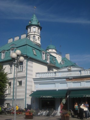 Viesnīca Majori ir uzcelta 1925.gadā un ir tradicionāla historisma būve, kurā jūtami gan neoklasicisma, gan neobaroka motīvi Viesnīca Majori ir uzcelta 1925.gadā un ir tradicionāla historisma būve, kurā jūtami gan neoklasicisma, gan neobaroka motīvi 26613
