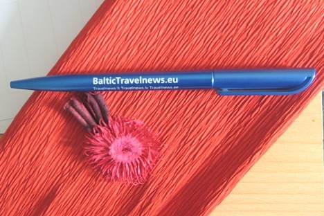 Pildspalvas (ar uzrakstu BalticTravelnews.eu) īpašniekam ir tiesības katru mēnesi baudīt tēju vai kafiju kādā no Latvijas restorāniem par brīvu. Pilds Pildspalvas (ar uzrakstu BalticTravelnews.eu) īpašniekam ir tiesības katru mēnesi baudīt tēju vai kafiju kādā no Latvijas restorāniem par brīvu. Pilds 27024