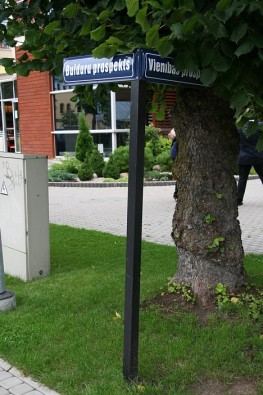Braucot ar automašīnu no Rīgas, aiz Akvaparka uz reizes jānogriežas pa labi un tad pāri dzelzceļa sliedēm līdz atduras pret krustojumu - Bulduru prosp 27027
