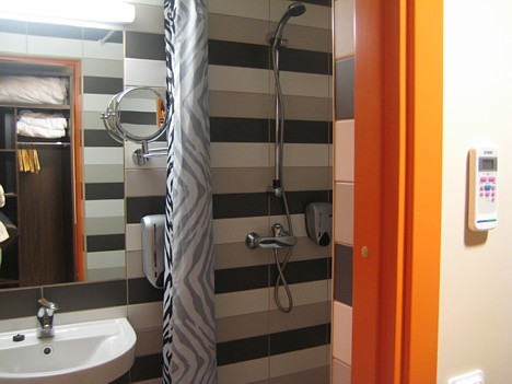 Krāsainā WC un dušas telpa 27184