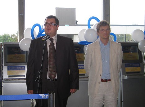 Lidostas Rīga valdes priekšsēdētājs Krišjānis Peters skaidro, ka Self check-in kiosti ir ērts risinājums tiem, kuri ceļo bez reģistrējamās bagāžas 27282