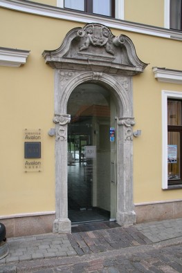 Četru zvaigžņu viesnīcas ieejas durvis no Vecrīgas puses 27310