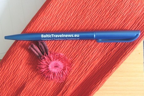Pildspalvas (ar uzrakstu BalticTravelnews.eu) īpašniekam ir tiesības katru mēnesi baudīt tēju vai kafiju kādā no Latvijas restorāniem par brīvu. Pilds 27327