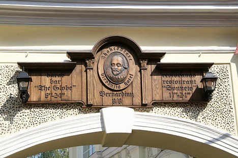No citām viesnīcām Viļņā tā atšķiras ar tematiskiem numuriem 27486