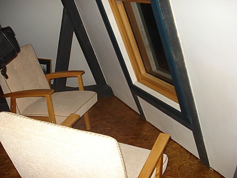 Dzirnavu 5 stāvā ir ierīkota īpašnieka fotostudiju un maza atpūtas telpa. Vakarā šeit iespējams vērot saulrietus, kā arī redzēt skaistus skatus pa dzi 27623
