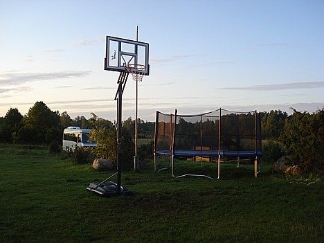 Atpūtas vietā ierīkots arī basketbola laukums, kā arī golfa laukums, kur iespējams uzspēlēt golfu gan iesācējiem, gan arī profesionāļiem Atpūtas vietā ierīkots arī basketbola laukums, kā arī golfa laukums, kur iespējams uzspēlēt golfu gan iesācējiem, gan arī profesionāļiem 27634