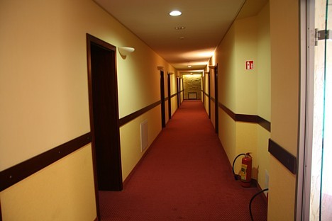 Viesnīcā ir ierīkoti 88 numuri: vienvietīgi, divvietīgi, biznesa klases, luksa un apartamentu tipa numuri Viesnīcā ir ierīkoti 88 numuri: vienvietīgi, divvietīgi, biznesa klases, luksa un apartamentu tipa numuri 27652
