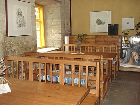 Restorāns iekārtots vienkāršā stilā, taču ar Restorāns iekārtots vienkāršā stilā, taču ar