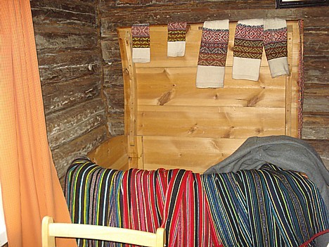 Kihnu sieviešu tradicionālos svarkus darina pašas sievietes. Katrai sievietei esot ap 100 svārku Kihnu sieviešu tradicionālos svarkus darina pašas sievietes. Katrai sievietei esot ap 100 svārku 27768