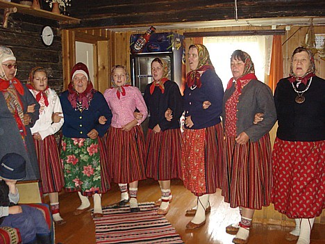 Sievietes šeit staigā tradicionālajos svārkos. Kihnu sieviešu svārki: vertikālās svītras ir gan sarkanas, gan melnas. Pēc svītrām varot spriest, kāds Sievietes šeit staigā tradicionālajos svārkos. Kihnu sieviešu svārki: vertikālās svītras ir gan sarkanas, gan melnas. Pēc svītrām varot spriest, kāds 27770