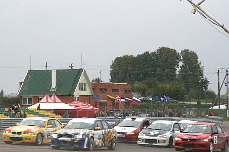 Lietuvā ir populāras autosacīkstes, kurās automašīnas joņo pa trasi 4 stundas, mainoties pilotiem Lietuvā ir populāras autosacīkstes, kurās automašīnas joņo pa trasi 4 stundas, mainoties pilotiem 27797