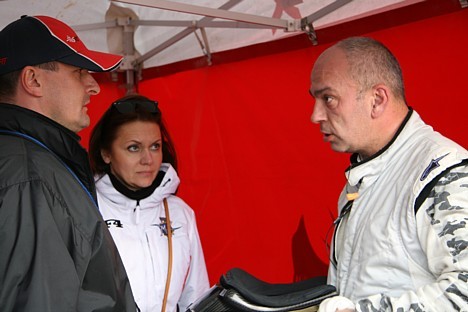 Ģirts Krūzmanis SRT komandas vadītājs (no kreisās) uzklausa pilotu Igors Grushelevskiy (BMW 130i) par trases niansēm Ģirts Krūzmanis SRT komandas vadītājs (no kreisās) uzklausa pilotu Igors Grushelevskiy (BMW 130i) par trases niansēm 27808