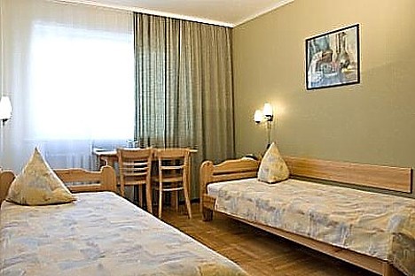 Ekonomiskās klases Twin numurs. Šajā istabā ir atrodams darba galds, telefons, ir pieejams WiFi internets, vannas istabā ir fēns. Numura cenā iekļauta 27826