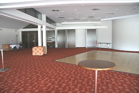 Konferenču centrā ierīkota moderna skaņas un gaismas aparatūra. Visās zālēs atrodas moderns aprīkojums Konferenču centrā ierīkota moderna skaņas un gaismas aparatūra. Visās zālēs atrodas moderns aprīkojums 27863