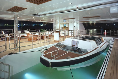 Beach Club ir 12 metrus liels baseins ar nelielu motorlaivu, kurai izbraucot, var nodoties peldes priekiem izgaismotā baseinā Beach Club ir 12 metrus liels baseins ar nelielu motorlaivu, kurai izbraucot, var nodoties peldes priekiem izgaismotā baseinā 27875