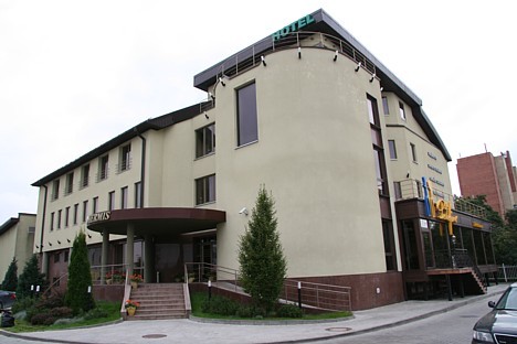 Viesnīca Hotel Hermis atrodas pie Kauņas lielā krustojuma (pie degvielas stacijas Statoil), kur ceļi sadalās uz Daugavpili, Viļņu, Klaipēdu un Rīgu -  27905