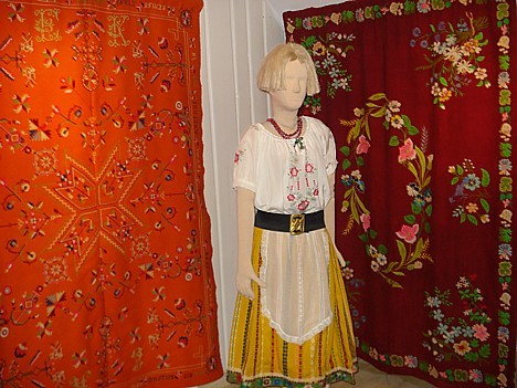 Vēl tagad igauņu sievietes auž sev tradicionālos svārkus un segas, piemēram, Kihnu salā sievietes staigā arī ikdienā tikai tradicionālajā tērpā Vēl tagad igauņu sievietes auž sev tradicionālos svārkus un segas, piemēram, Kihnu salā sievietes staigā arī ikdienā tikai tradicionālajā tērpā 27923