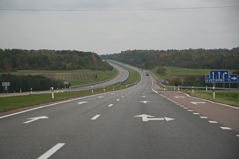 Lietuvas autostrāde var tikai priecēt, jo jau pēc neliela brīža degvielas vidējais patēriņš nokrītas uz 4,8 litriem 28046