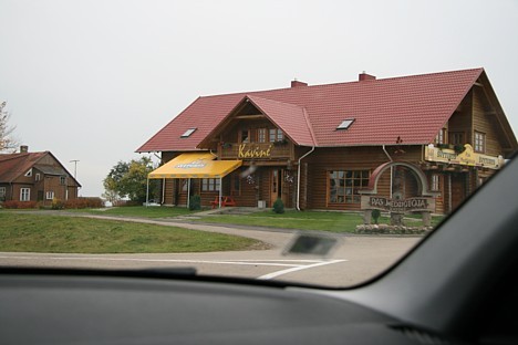 Gar autostrādi ir izvietojušies vairāki restorāni un kafejnīcas, taču šoreiz mēs palaižam šo iespēju garām. Ceļa malās ievērojam vairākus vanagus, kas 28047