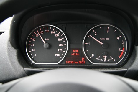 Dažus desmitus km no Kauņas konstatējam, ka ir nobraukti 500 km un degvielas radītājs viegli tuvojas pusbākas atzīmei 28048