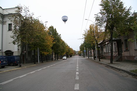 Virs Kauņas pilsētas lidinās gaisa balons. Pilsētā bez neviena lieka manevra ātri nokļūstam mūsu izvēlētajā galamērķī 28050