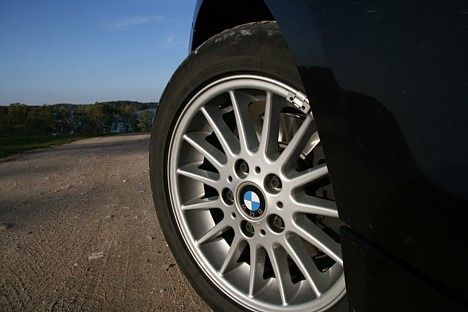 No Daugavpils līdz Rīgai ir mazliet vairāk nekā 200 km un BMW degvielas adata ir apstājusies uz pēdējās sadaļas No Daugavpils līdz Rīgai ir mazliet vairāk nekā 200 km un BMW degvielas adata ir apstājusies uz pēdējās sadaļas 28080