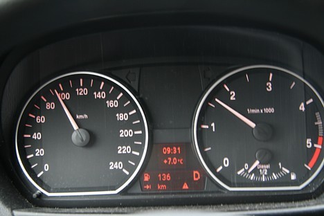Pie Kokneses BMW displejā parādās pirmais brīdinājums, ka pēc 136 km beigsies degviela. Principā ir sajūta, Latvijas ceļi degvielu notērē daudz ātrāk Pie Kokneses BMW displejā parādās pirmais brīdinājums, ka pēc 136 km beigsies degviela. Principā ir sajūta, Latvijas ceļi degvielu notērē daudz ātrāk 28084