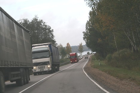 Papildus degvielas patēriņu rada kravas automašīnu apdzīšana, jo braukt aizmugurē nav patīkami un arī nav droši. Šoferim ir jāredz, kas notiek priekšā Papildus degvielas patēriņu rada kravas automašīnu apdzīšana, jo braukt aizmugurē nav patīkami un arī nav droši. Šoferim ir jāredz, kas notiek priekšā 28086