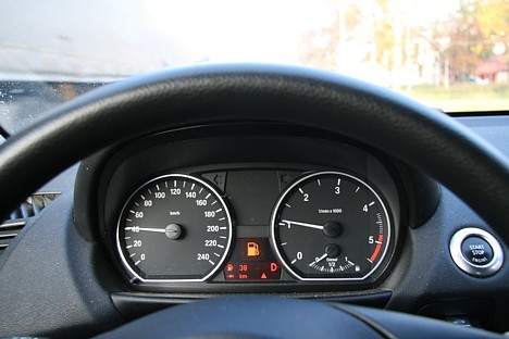 Posmā starp Ikšķili un Salaspili, kur vēl notiek pēdējie ceļa remonta darbi, displejs norāda uz atlikušajiem 38 km, degvielas adata tuvojas nullei Posmā starp Ikšķili un Salaspili, kur vēl notiek pēdējie ceļa remonta darbi, displejs norāda uz atlikušajiem 38 km, degvielas adata tuvojas nullei 28087