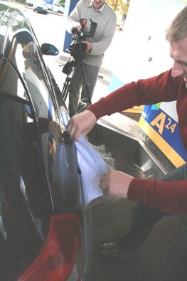 Visu liecinieku klātbūtnē tiek dokumentēta aizzīmogotā degvielas tvertne un tad tā tiek atvērta, lai pēc 999,5 km garā auto ceļojuma piepildītu 50 lit Visu liecinieku klātbūtnē tiek dokumentēta aizzīmogotā degvielas tvertne un tad tā tiek atvērta, lai pēc 999,5 km garā auto ceļojuma piepildītu 50 lit 28094