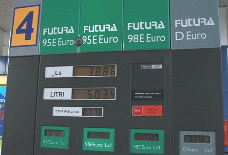 Degvielas patēriņš ir atkarīgs no vairākiem faktoriem - automašīnas tehniskais stāvoklis, autovadītāja prasme, degvielas kvalitāte, ceļa segums, laika Degvielas patēriņš ir atkarīgs no vairākiem faktoriem - automašīnas tehniskais stāvoklis, autovadītāja prasme, degvielas kvalitāte, ceļa segums, laika 28096