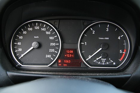Uzpildot degvielas tvertni - BMW kompjūters izrēķina, ka ar BaltiсTravelnews.eu braukšanas stilu var nobraukt 1063 km un mēs tagad tam varam arī notic Uzpildot degvielas tvertni - BMW kompjūters izrēķina, ka ar BaltiсTravelnews.eu braukšanas stilu var nobraukt 1063 km un mēs tagad tam varam arī notic 28097