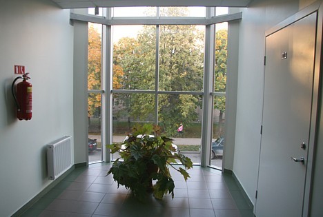Skats uz ielu no viesnīcas gaiteņa 28157