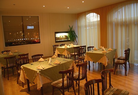 Restorāns Dinaburg ar izsmilcinātu Eiropas virtuvi ir viens no elegantākajiem Daugavpils restorāniem, kur viesi var izbaudīt maltīti klusā un patīkamā Restorāns Dinaburg ar izsmilcinātu Eiropas virtuvi ir viens no elegantākajiem Daugavpils restorāniem, kur viesi var izbaudīt maltīti klusā un patīkamā 28164