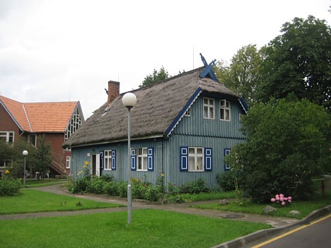 Greznās logu apdares un zilā krāsa padara šo vietu par vienreizēju, kas noteikti paliks atmiņā. Sīkāka informācija: www.visitneringa.lt Greznās logu apdares un zilā krāsa padara šo vietu par vienreizēju, kas noteikti paliks atmiņā. Sīkāka informācija: www.visitneringa.lt 28207