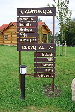 Atpūtas centrā ir izvietotas arī dažādas norādes, lai viesi ātrāk varētu atrast meklēto vietu 28253