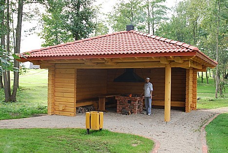 Barbekjū mājiņa - tā šo vietu nosauca tās īpašnieks. Pat gadījumā, ja līs lietus, varēsiet mierīgi atpūsties Barbekjū mājiņa - tā šo vietu nosauca tās īpašnieks. Pat gadījumā, ja līs lietus, varēsiet mierīgi atpūsties 28259