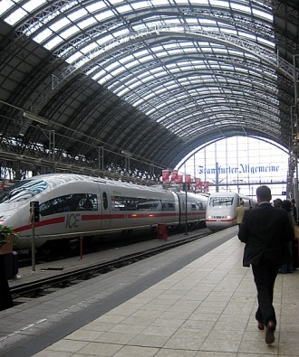 Frankfurtes Dzelzceļa stacija ir plaša, Deutche Bahn piedāvā ik katram doties tuvākos un tālākos braucienos gan Franfurtes tuvumā, gan apceļot visu Vā Frankfurtes Dzelzceļa stacija ir plaša, Deutche Bahn piedāvā ik katram doties tuvākos un tālākos braucienos gan Franfurtes tuvumā, gan apceļot visu Vā 28270