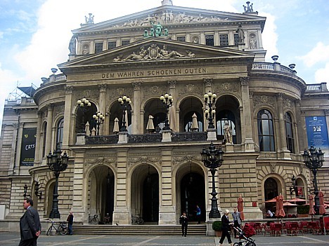 Frankfurtes operas nams Alte Oper pēc iedzīvotāju balsojuma tika atjaunota tās vēsturiskā izskatā, turklāt iekšienē dominē vismodernākais aprīkojums u Frankfurtes operas nams Alte Oper pēc iedzīvotāju balsojuma tika atjaunota tās vēsturiskā izskatā, turklāt iekšienē dominē vismodernākais aprīkojums u 28271