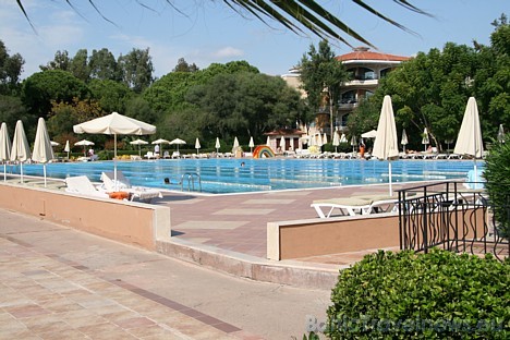 Viesnīcai Sirene Belek ir liels peldbaseins, kas ir piemērots arī sporta spēļu rīkošanai 28394
