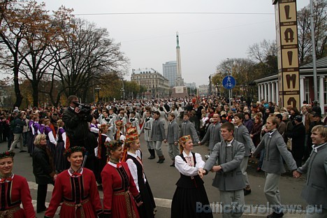 2008.gada 25. oktobrī, plkst. 12:00 Rīgā Ginesa rekorda uzstādīšanā kategorijā „garākā deja” - Gatves deja - pulcējās deju kolektīvi no visas Latvijas 2008.gada 25. oktobrī, plkst. 12:00 Rīgā Ginesa rekorda uzstādīšanā kategorijā „garākā deja” - Gatves deja - pulcējās deju kolektīvi no visas Latvijas 28401