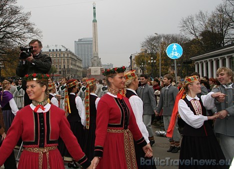Dejotāji vienojās dejai no Rīgas Tehniskās Universitātes līdz pat Latvijas Universitātei 28404