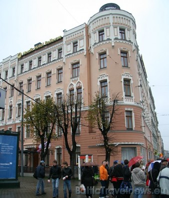 Restorāns Bel Ami atrodas četru zvaigžņu viesnīcā Nordic Hotel Bellevue, bet tā ir iepretim Rīgas Centrālajai dzelzceļa stacijai Restorāns Bel Ami atrodas četru zvaigžņu viesnīcā Nordic Hotel Bellevue, bet tā ir iepretim Rīgas Centrālajai dzelzceļa stacijai 28482