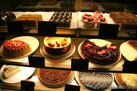 Smalkmaizītes, tortes, kūkas, cepumi ir uzņēmuma konditoru meistardarbs, tāpēc svaigi konditorejas izstrādājumi šeit garantēti Smalkmaizītes, tortes, kūkas, cepumi ir uzņēmuma konditoru meistardarbs, tāpēc svaigi konditorejas izstrādājumi šeit garantēti 28853