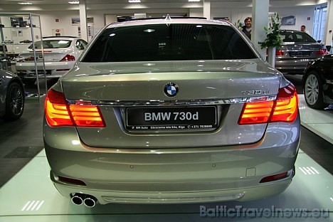 BMW 730d dīzeļa motors, kas attīsta 245 zirgspēkus, bet degvielas patēriņš pilsētā ir 9,5 litri, ātpus pilsētas 5,9 litri un kombinētais 7,2 litri 28903