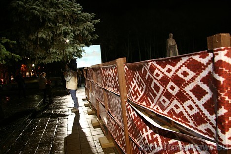 Latvijas vienotības josta. Esplanāde.
Septiņus kilometrus garš tautas vēstījuma ceļš. Tā vienu pusi rotā Lielvārdes jostas ornamenti, bet otru – Latv Latvijas vienotības josta. Esplanāde.
Septiņus kilometrus garš tautas vēstījuma ceļš. Tā vienu pusi rotā Lielvārdes jostas ornamenti, bet otru – Latv 28923